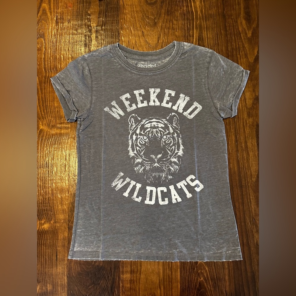 Recycled Karma Weekend Wildcats Steel Gray Vtg Wash Graphic Tee Size Small .